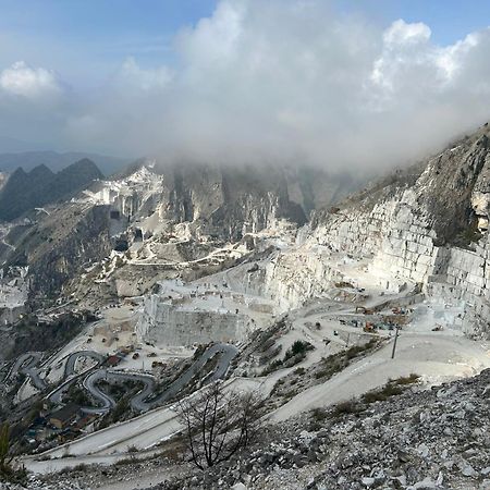 La Porta Sui Monti Di Luna Carrara Exteriör bild