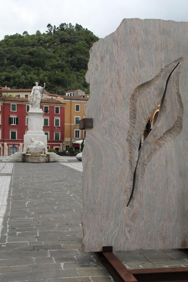 La Porta Sui Monti Di Luna Carrara Exteriör bild