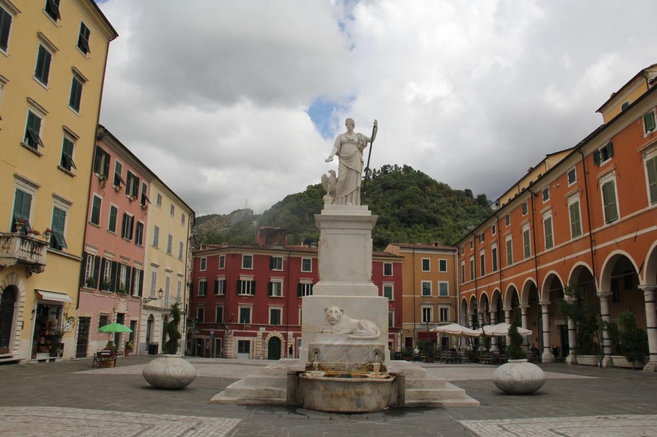 La Porta Sui Monti Di Luna Carrara Exteriör bild
