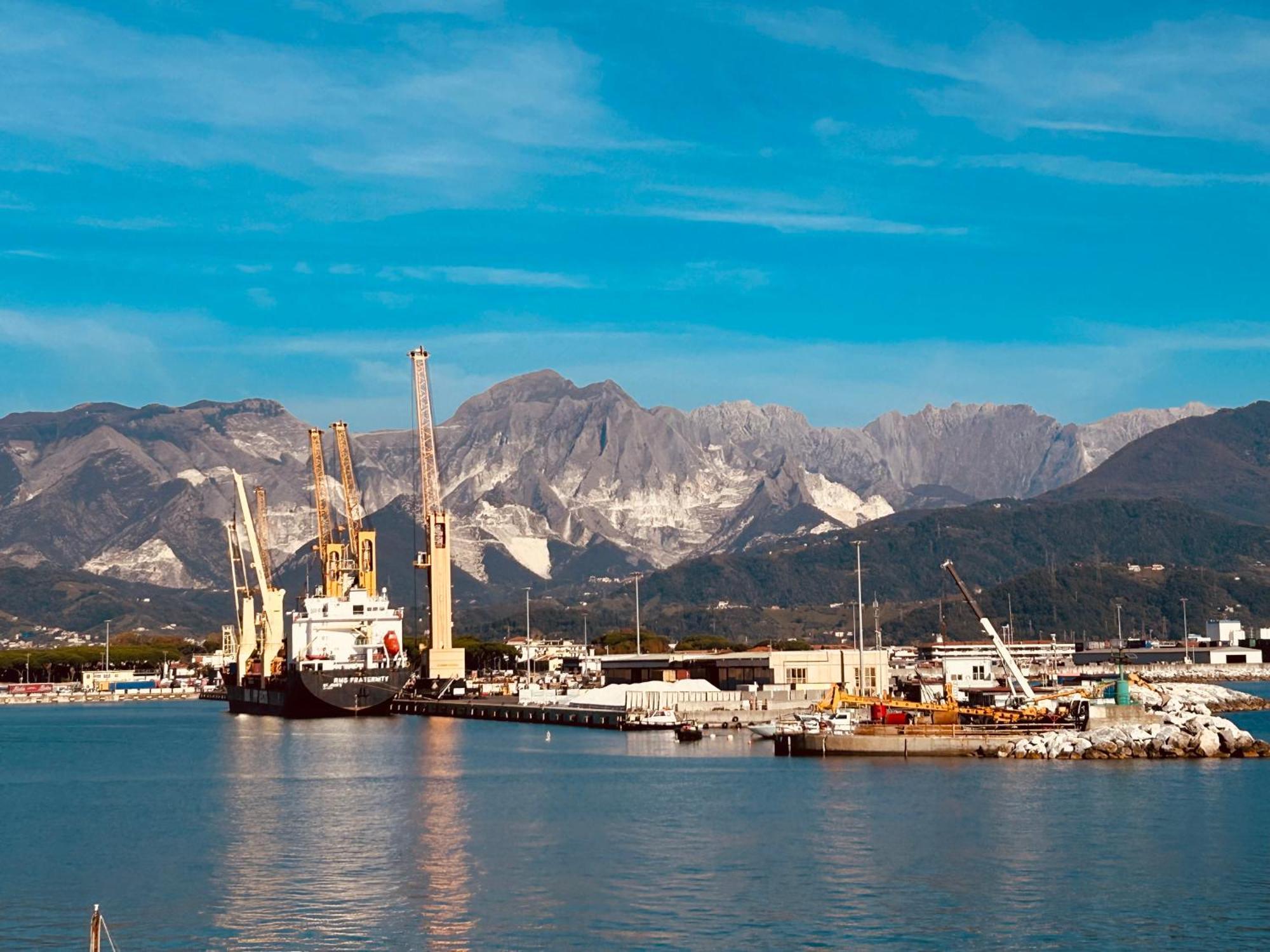 La Porta Sui Monti Di Luna Carrara Exteriör bild